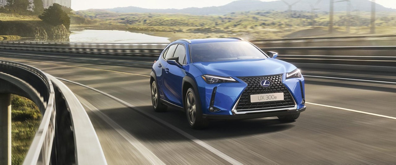 Lexus UX300e auf der Straße