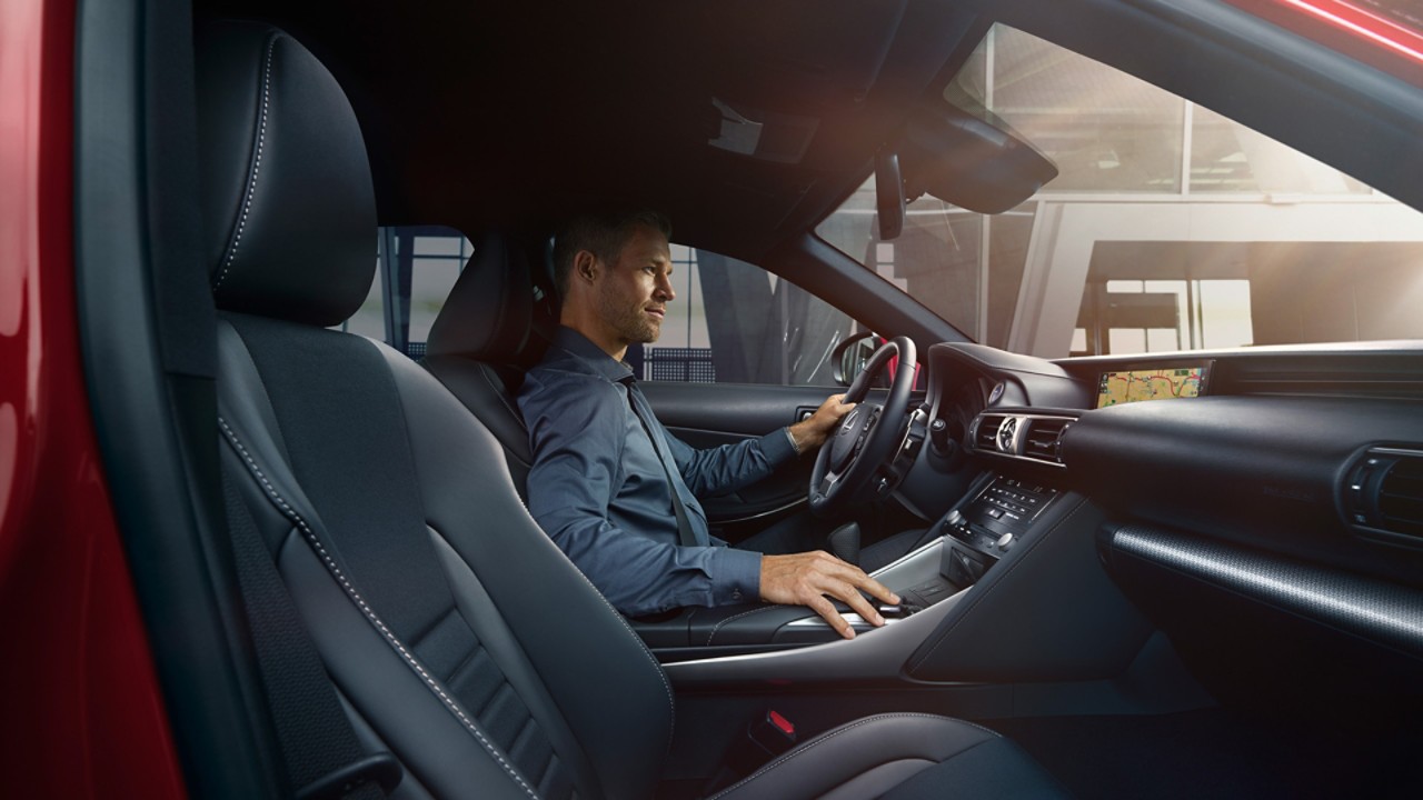 Mann in einem Lexus Modell