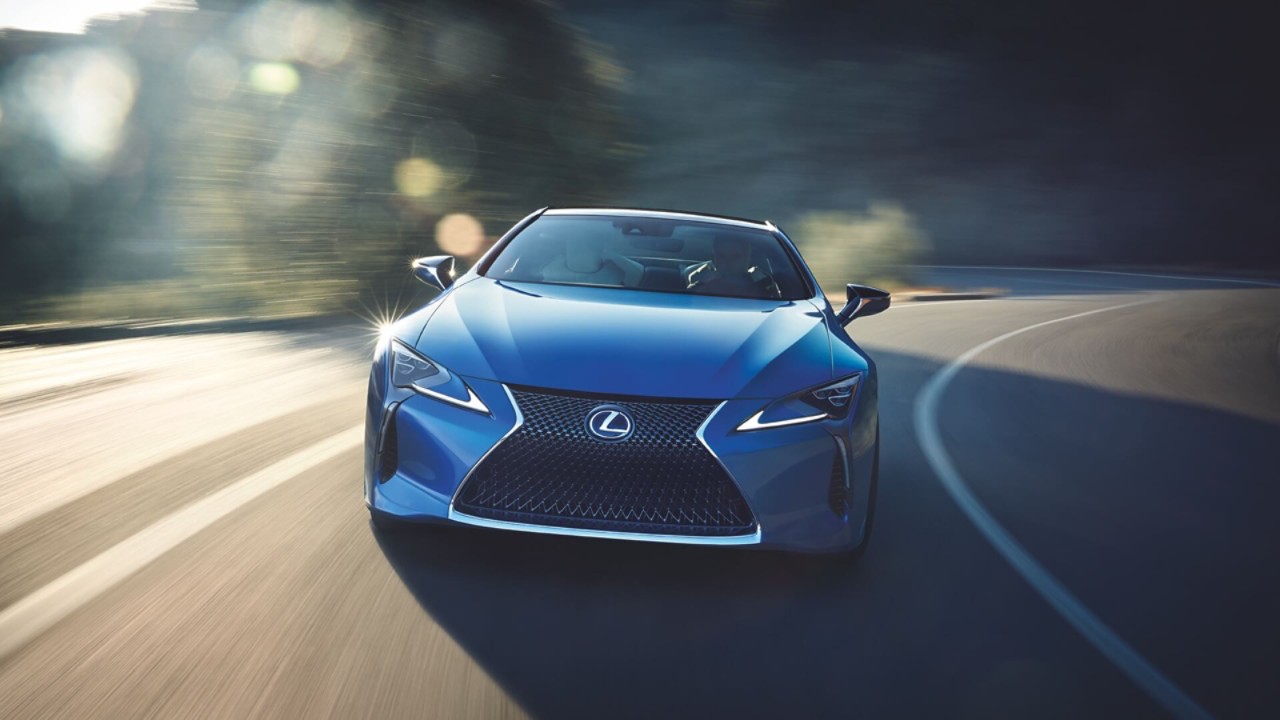 Blauer lexus Sport