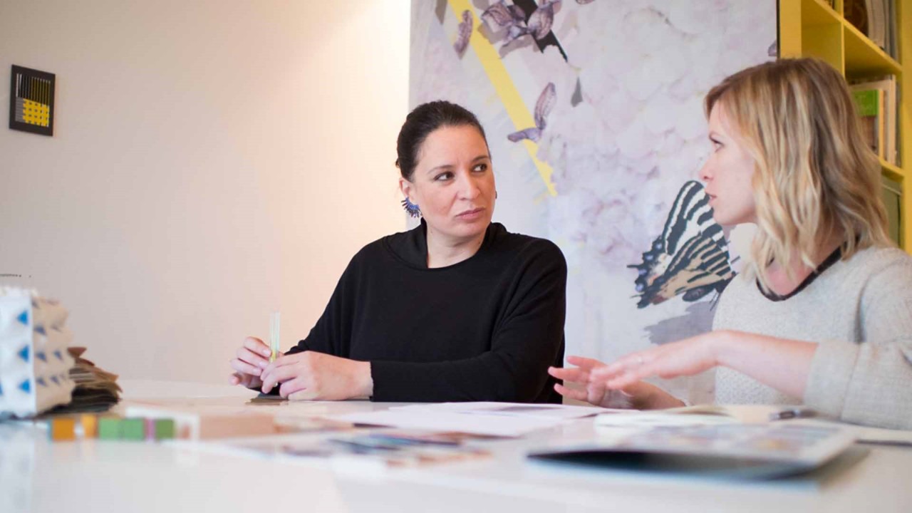 zwei Frauen reden über Desginkonzepte