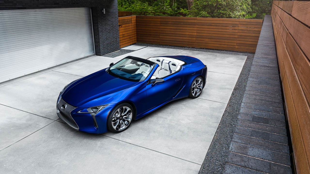 LC Cabriolet auf einer Einfahrt
