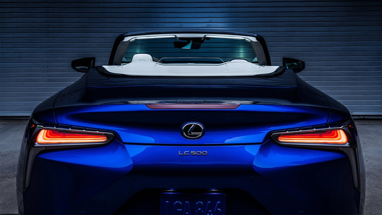 Das schlanke und elegante Heck des Lexus LC Cabriolets