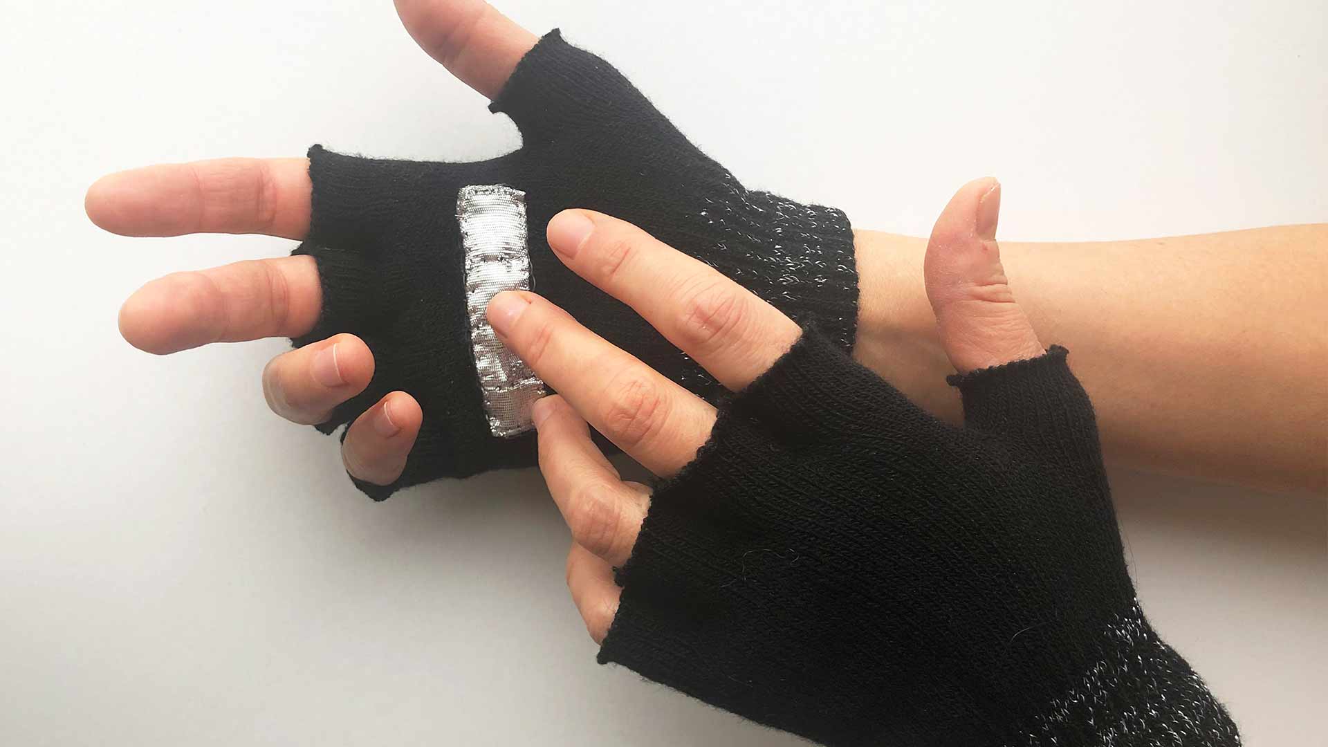 Handschuhe werden als Designobjekt präsentiert