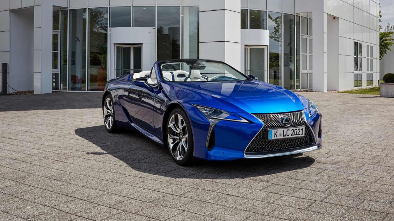 Lexus LC Cabriolet vor einem Lexus Händler