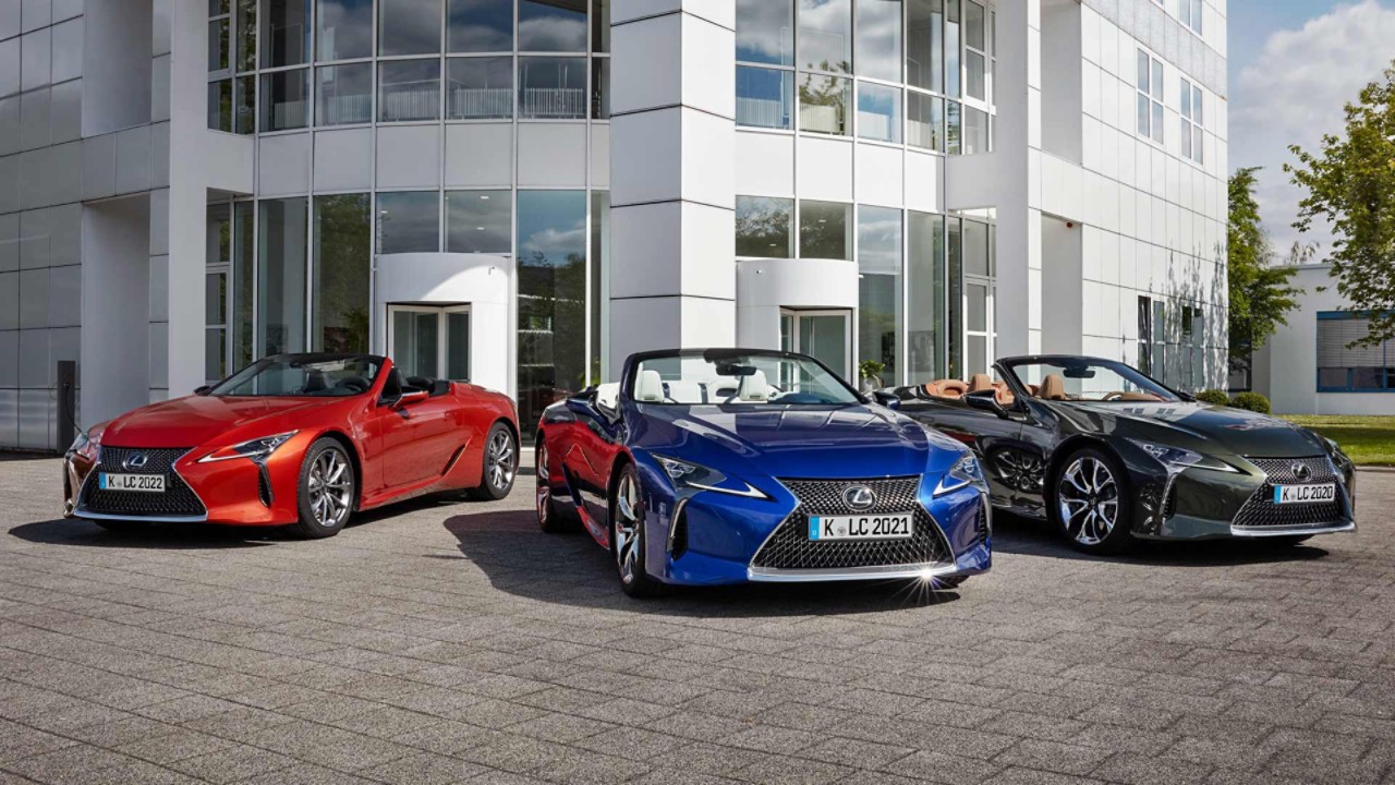 Drei Lexus LC Cabriolets in verschiedenen Farben vor einem Lexus Händler