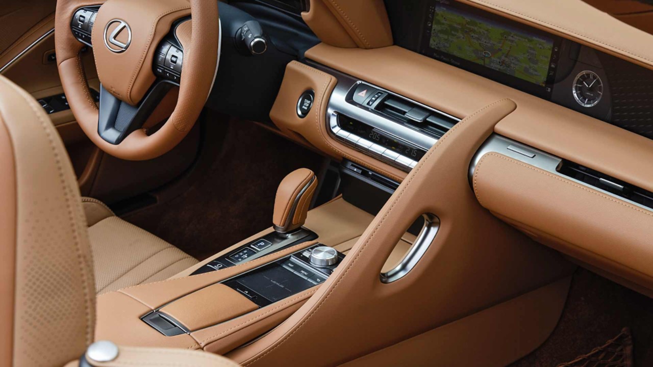 Cockpit des Lexus LC Cabriolets 