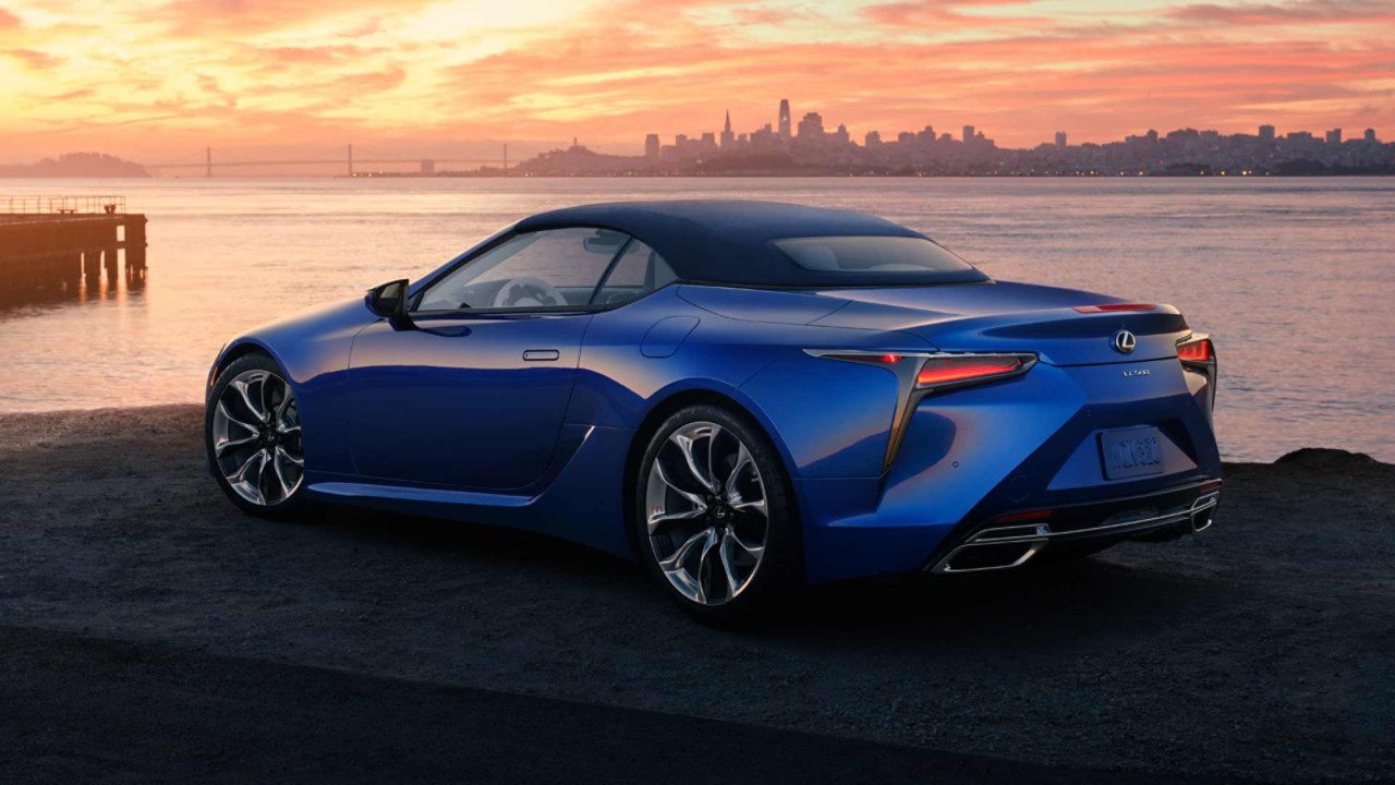 Lexus LC Cabriolet  seitlich vor einem Fluss.