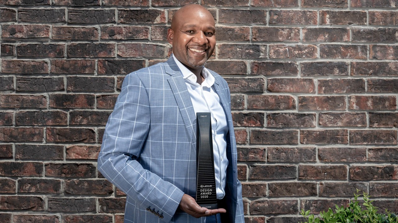 John Brian Kamau beim Entgegennehmen des Lexus Design Award