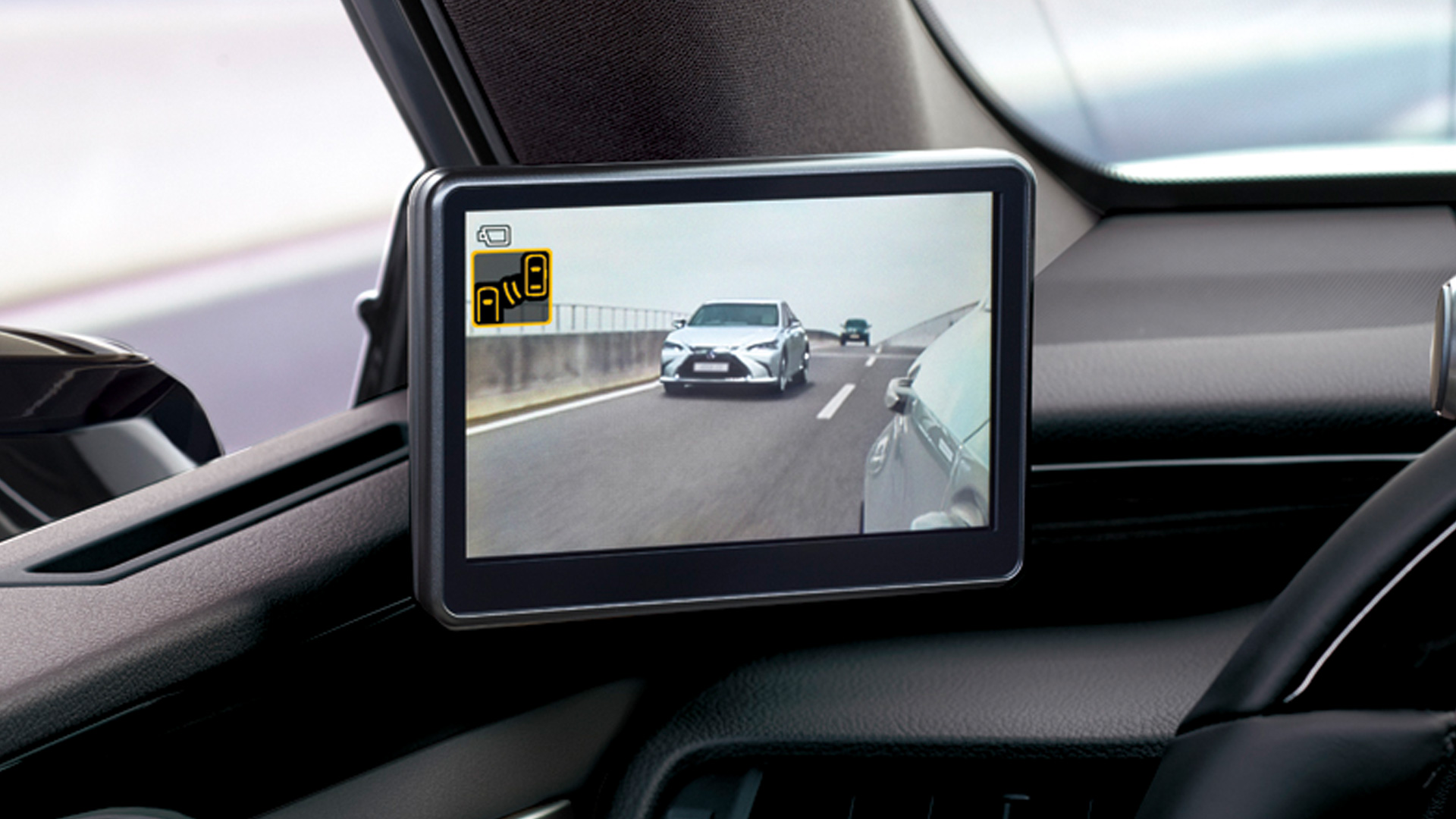 Die Kameraaufnahmen des Seitenspiegels auf einem Bildschirm im Inneren des Autos
