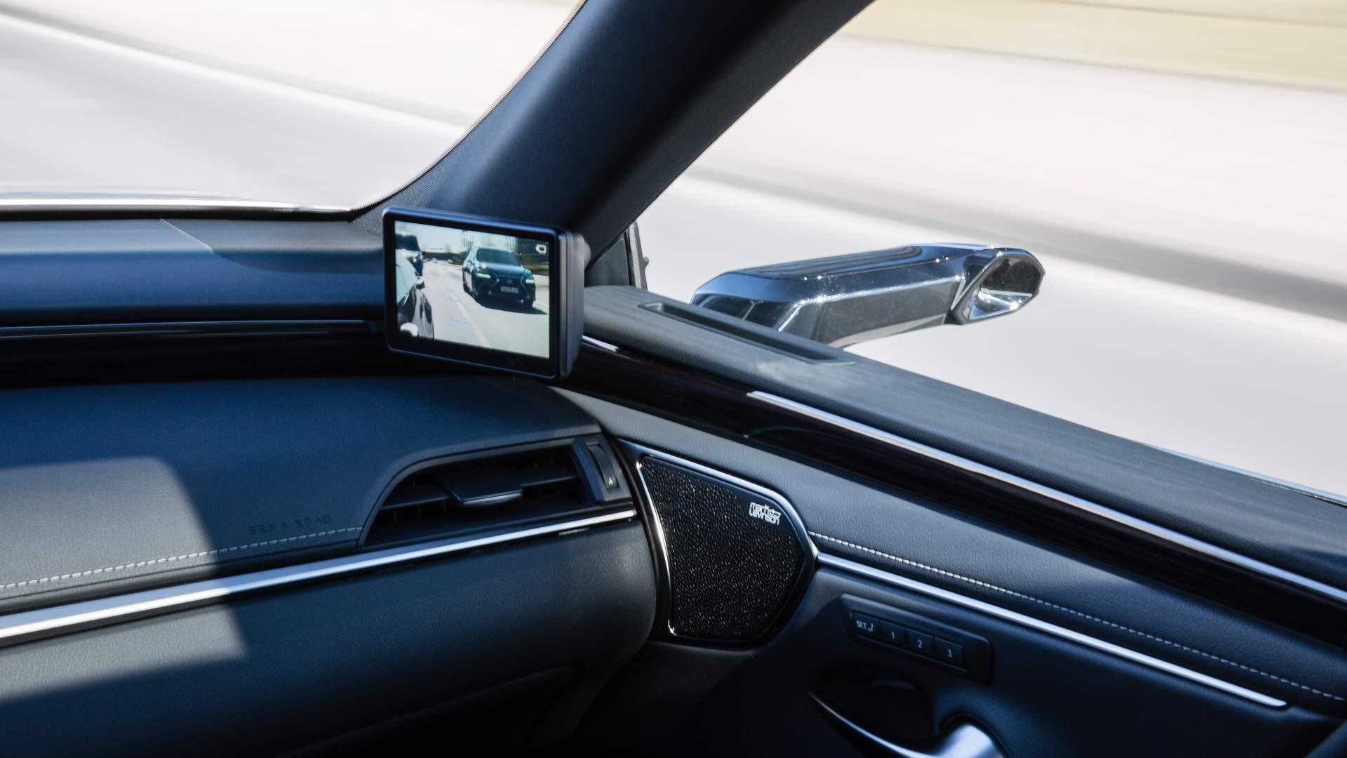 Seitenspiegel kameraaufnahmen im inneren des Autos mithilfe eines Bildschirms