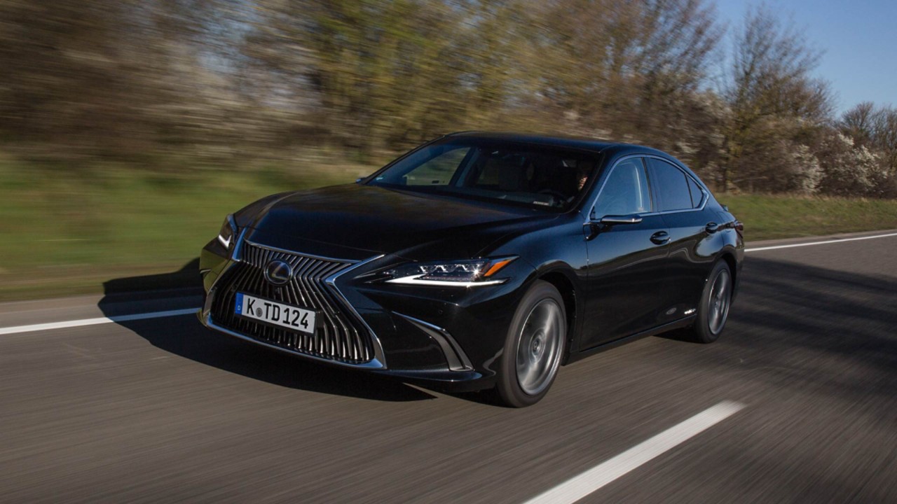 Lexus ES 300h auf der Schnellstraße