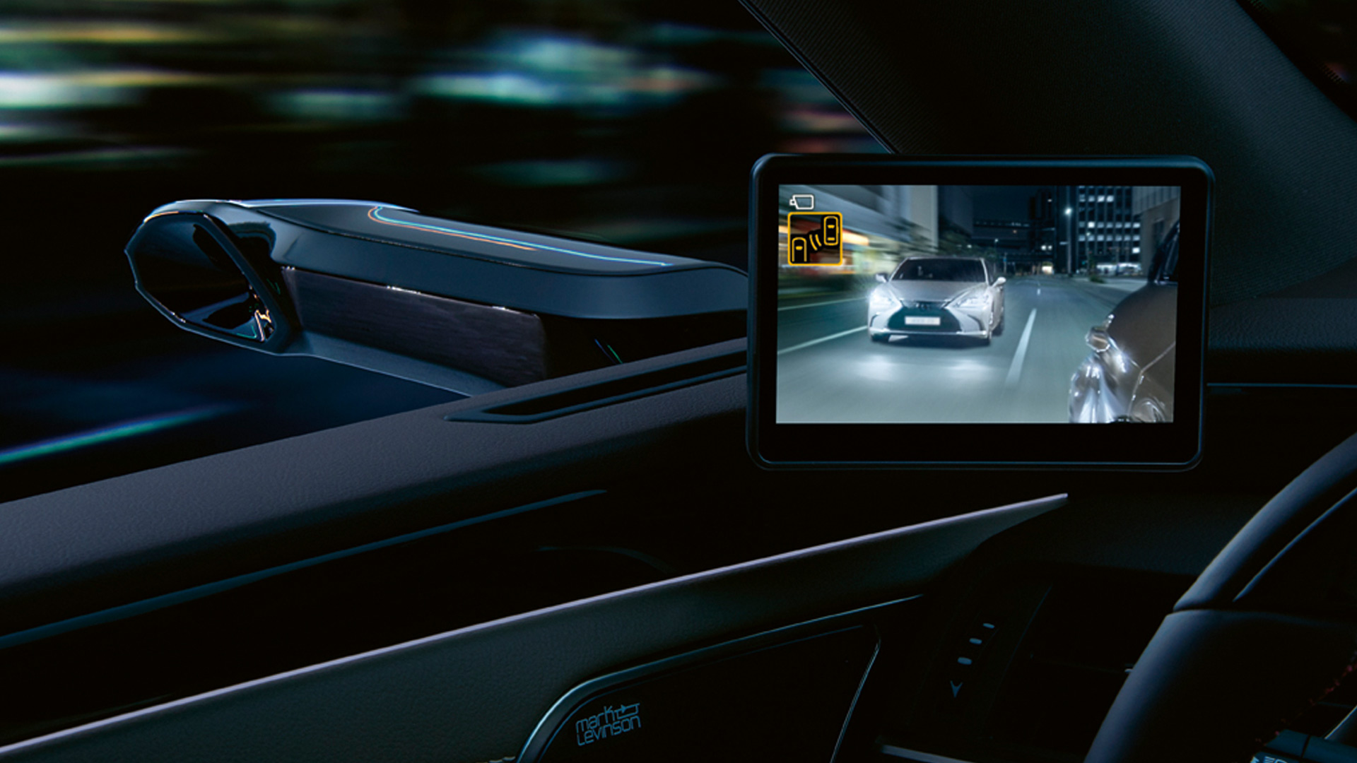 Seitenspiegel kameraaufnahmen im inneren des Autos mithilfe eines Bildschirms bei Nacht