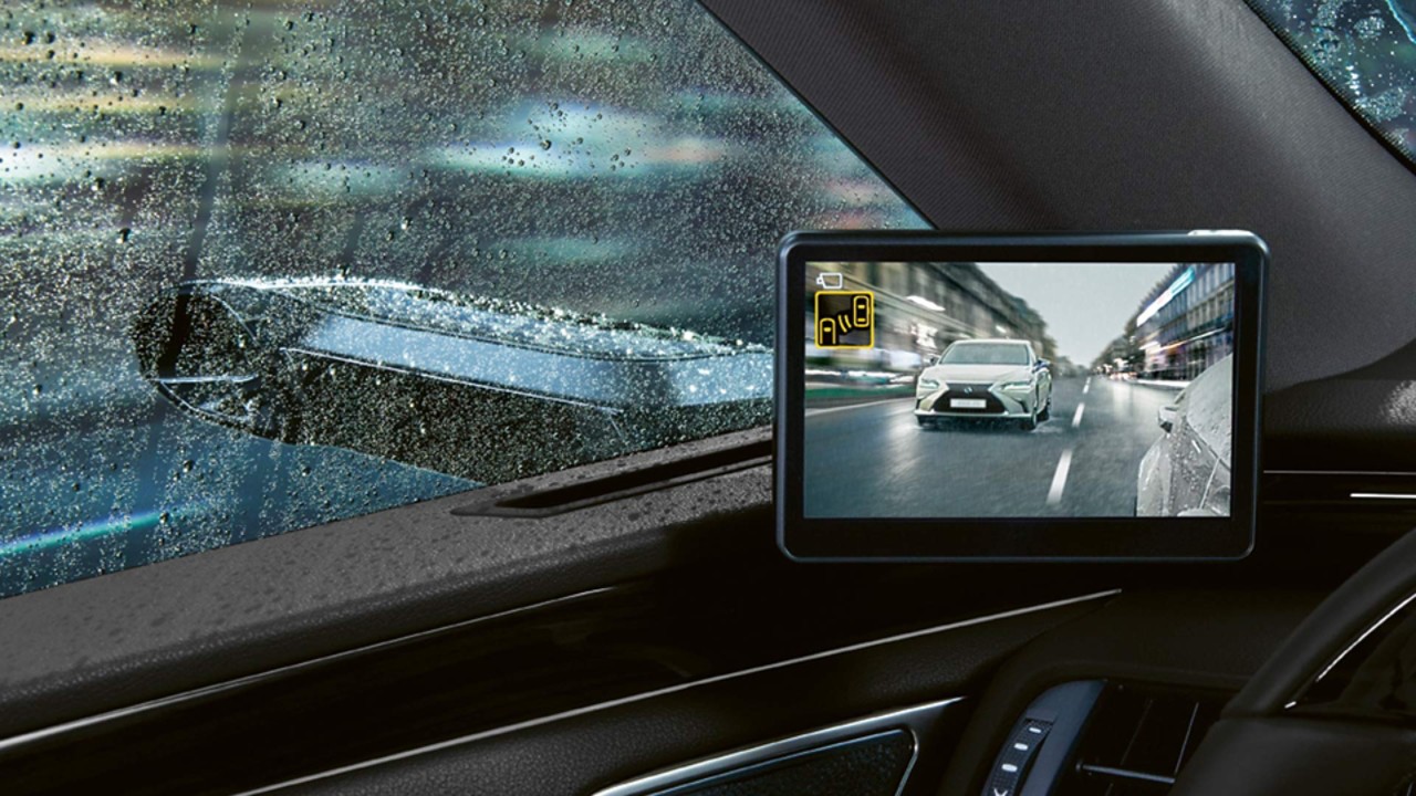 Seitenspiegel kameraaufnahmen im inneren des Autos mithilfe eines Bildschirms im Regen