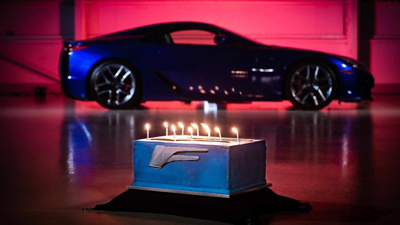 Lexus LFA in Blau im Lager mit einer Torte und Kerzen im vordergrund