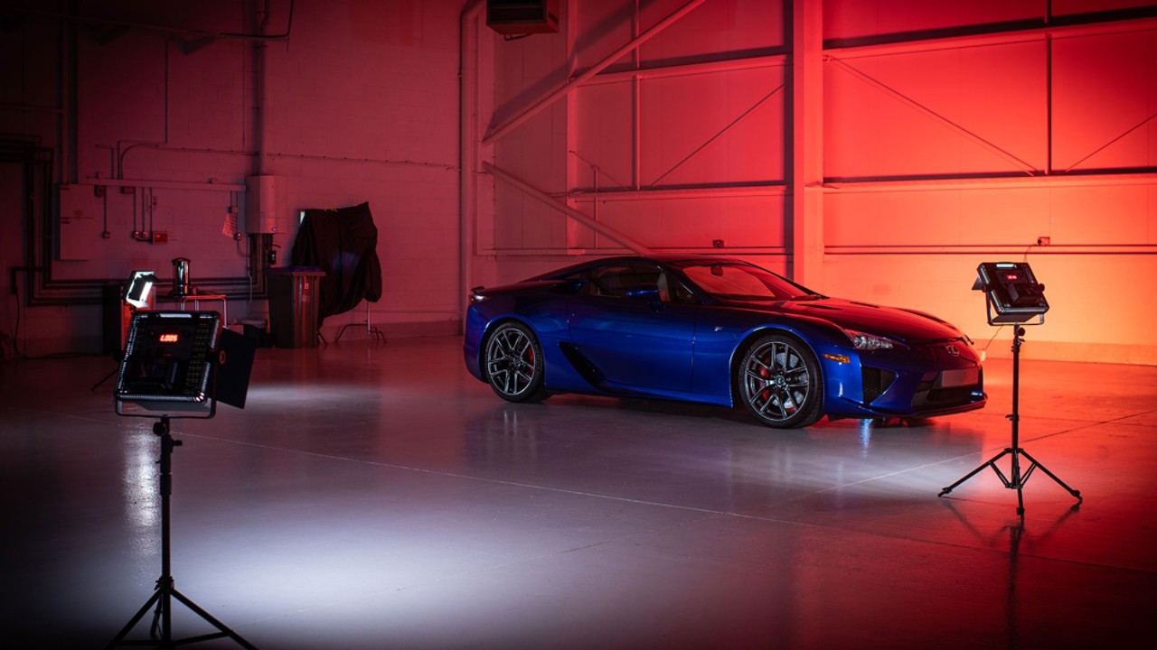 Lexus LFA in Blau im Lager mit scheinwerfern