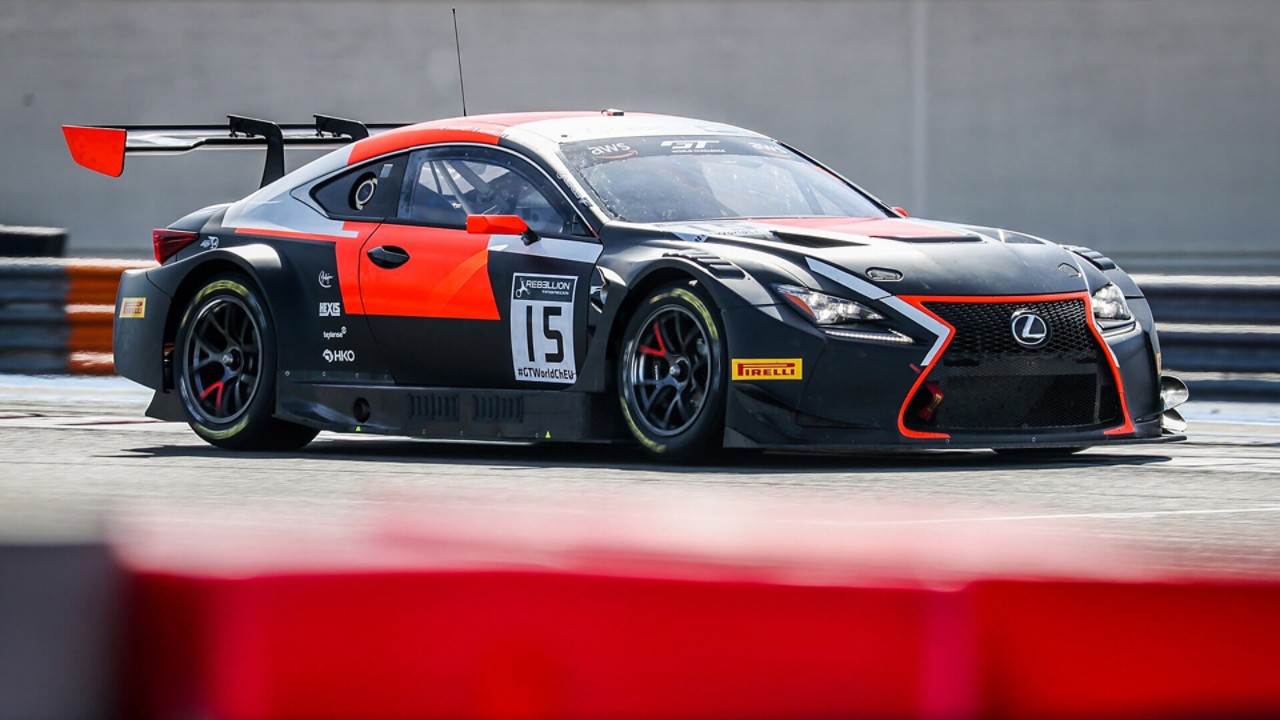 Seitenansicht eines Lexus RCF GT3 auf einer Rennstrecke