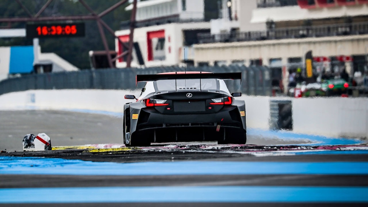 Ein Lexus RCF GT3 fährt auf einer Rennstrecke