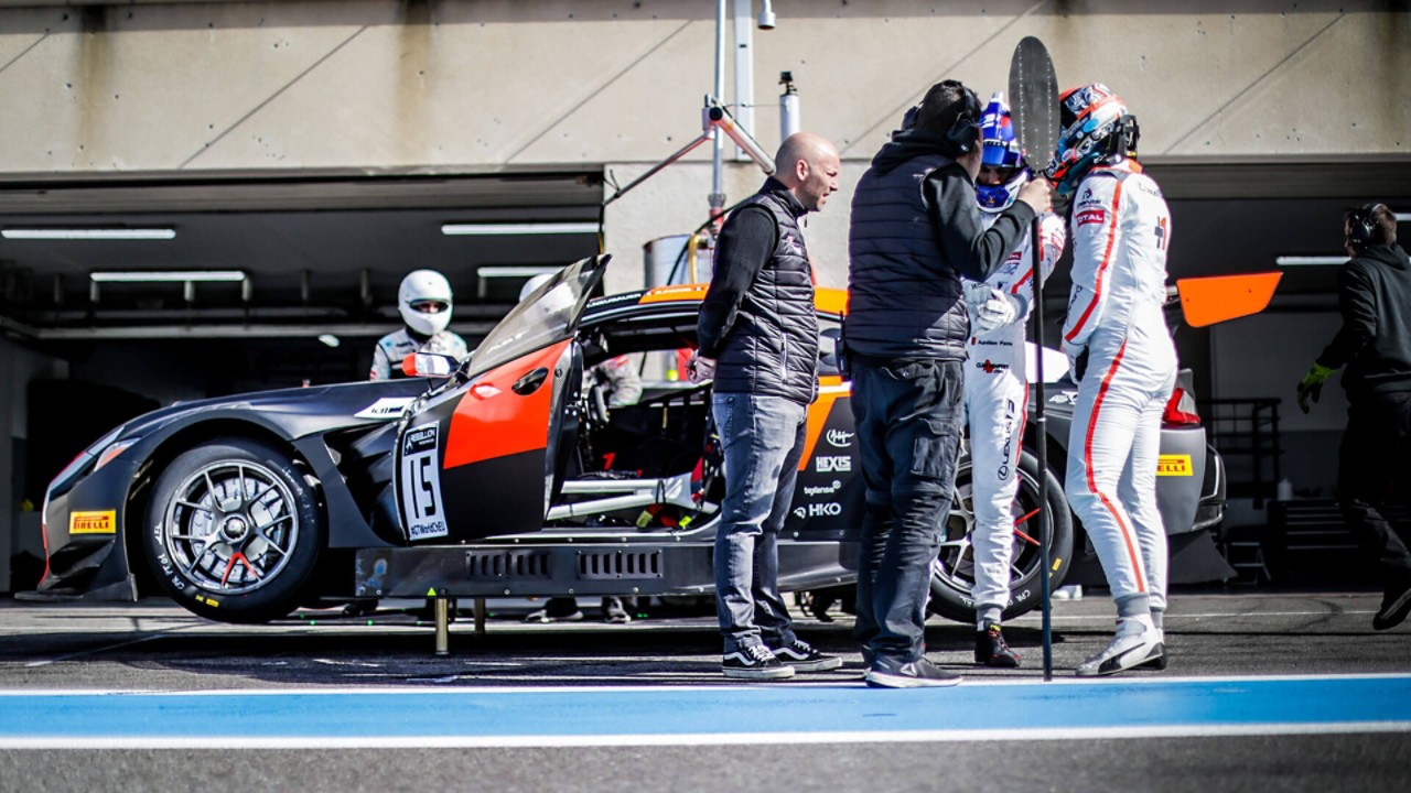 Ein Lexus RCF GT3 wird an einer Rennfahrbahn gewartet