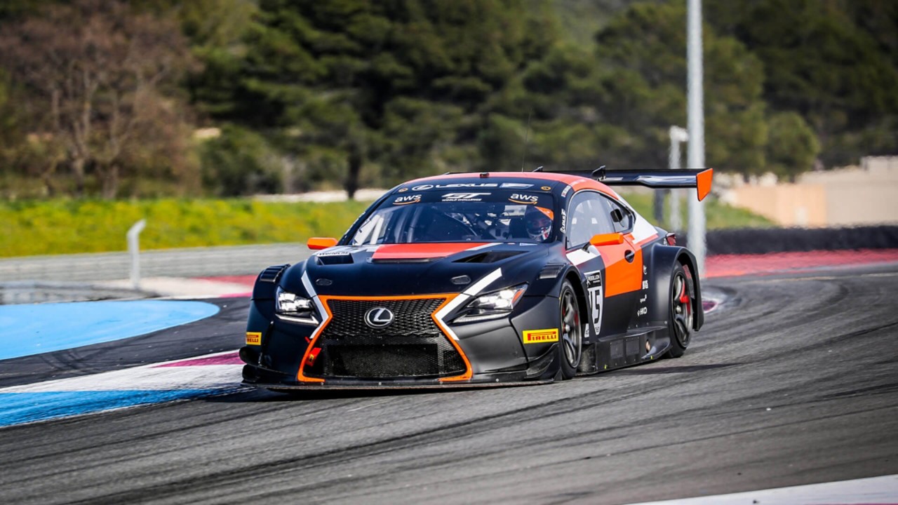 Ein Lexus RCF GT3 fährt auf einer Rennstrecke