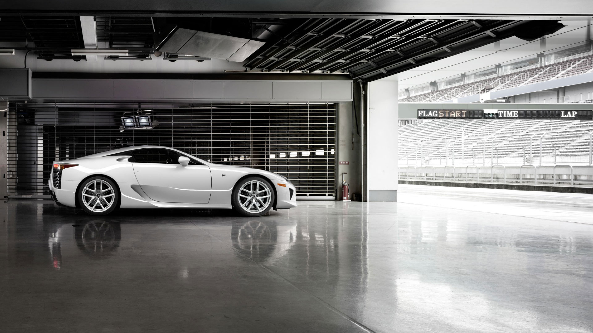 Lexus LFA in einer Garage