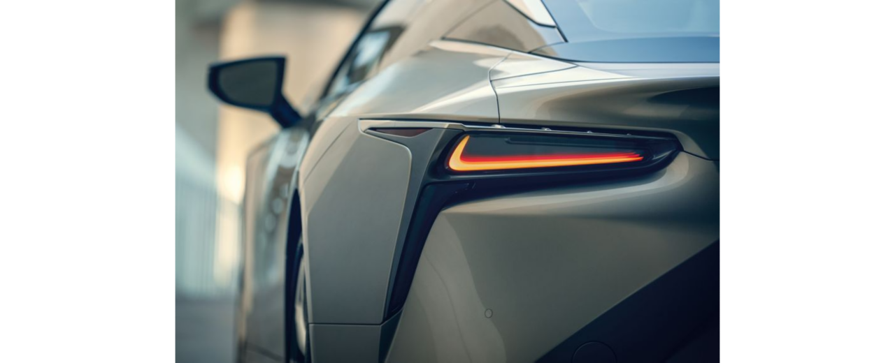 Lexus LC - "Diabolo“-Kühlergrill und kompakter LED-Scheinwerfer