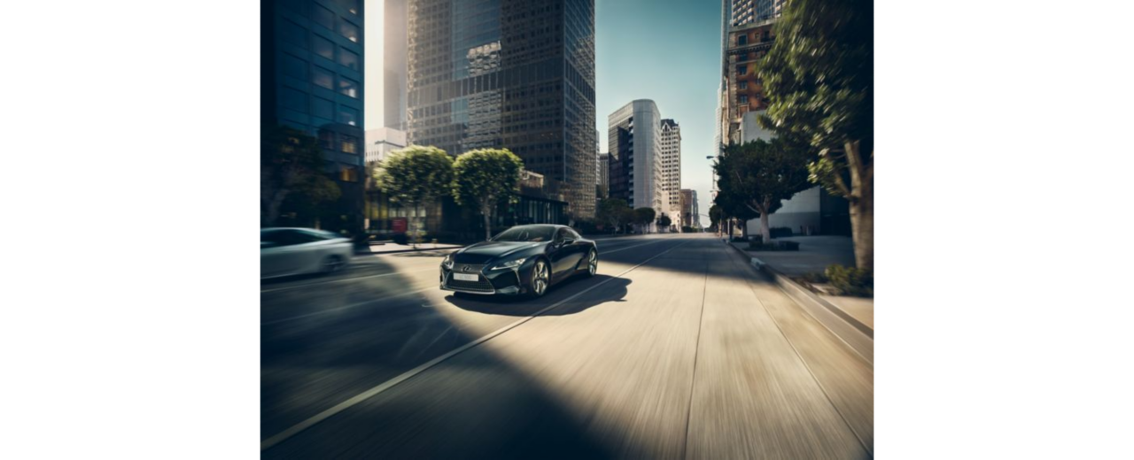 Lexus LC auf der Straße einer Stadt