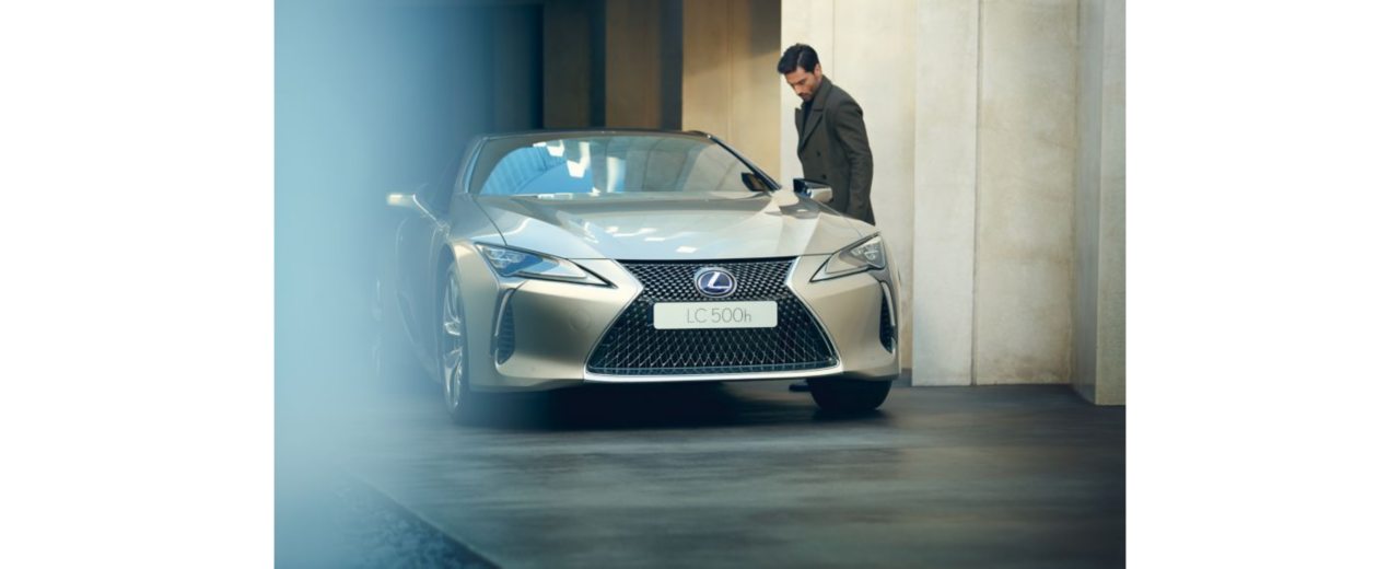 Ein Mann an der Fahrertür eines Lexus LC 500h 