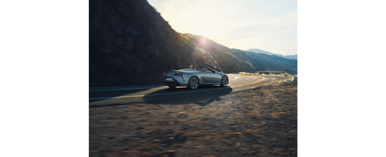 Lexus LC Cabriolet fährt eine Kurve in einer Bergstrecke