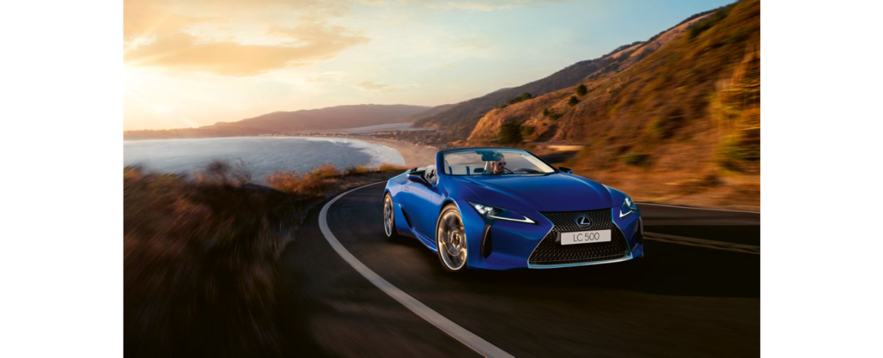 Lexus LC Cabriolet fährt eine Kurve in einer Bergstrecke