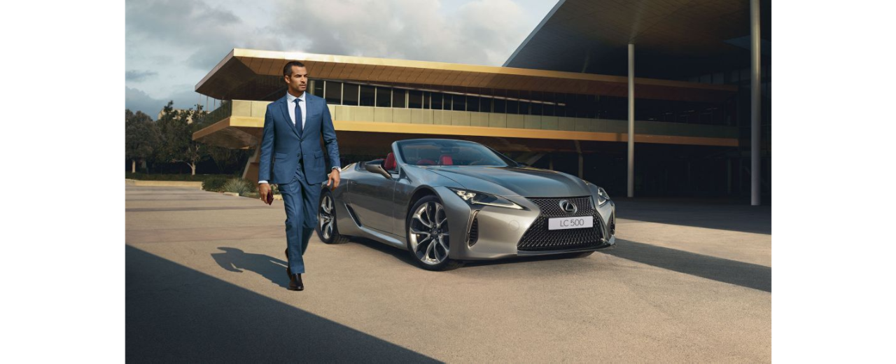 Ein Mann bewegt sich von einem Lexus LC Cabriolet weg