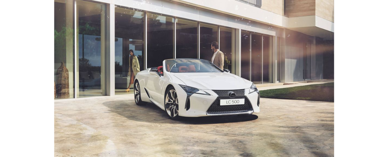 Ein geparktes Lexus LC Cabriolet