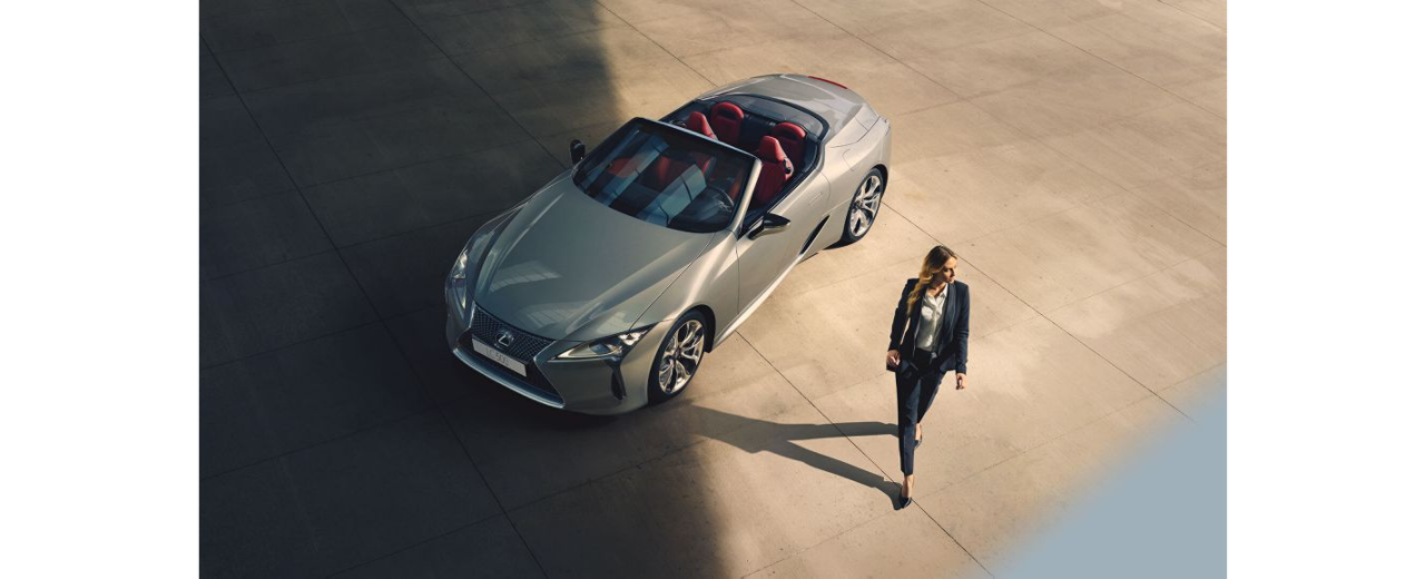 Eine Frau vor einem Lexus LC Cabriolet