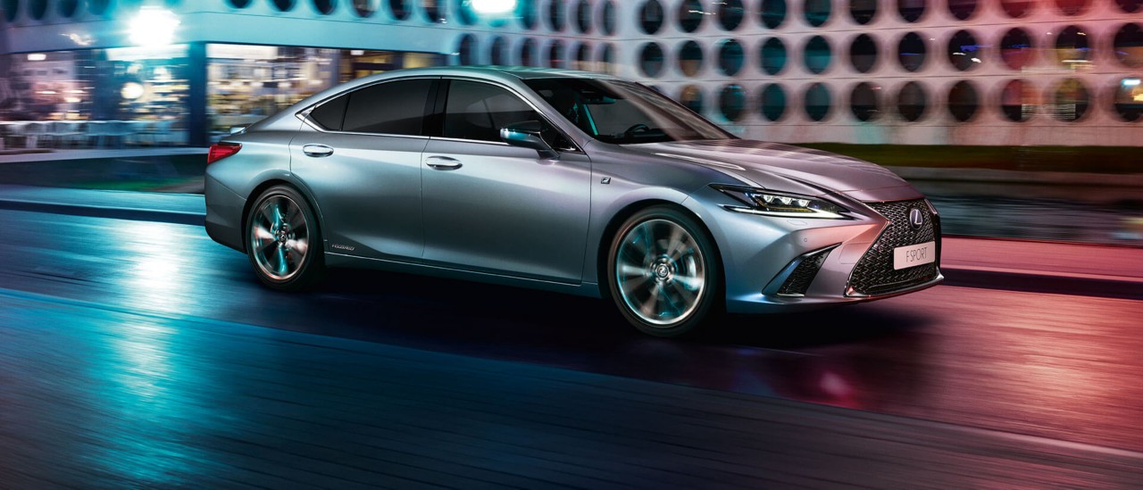 Silberner Lexus ES mit Hybridantrieb