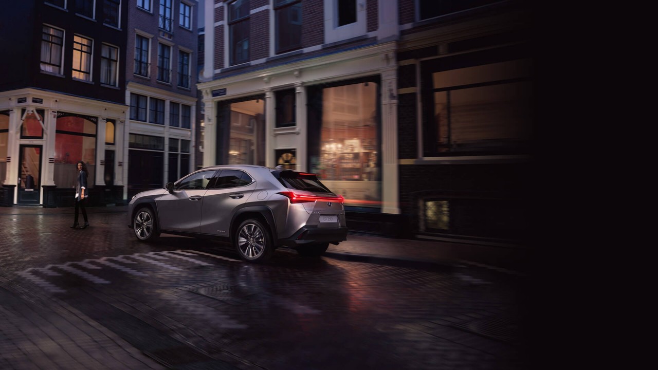 Lexus UX250h fährt auf der Straße