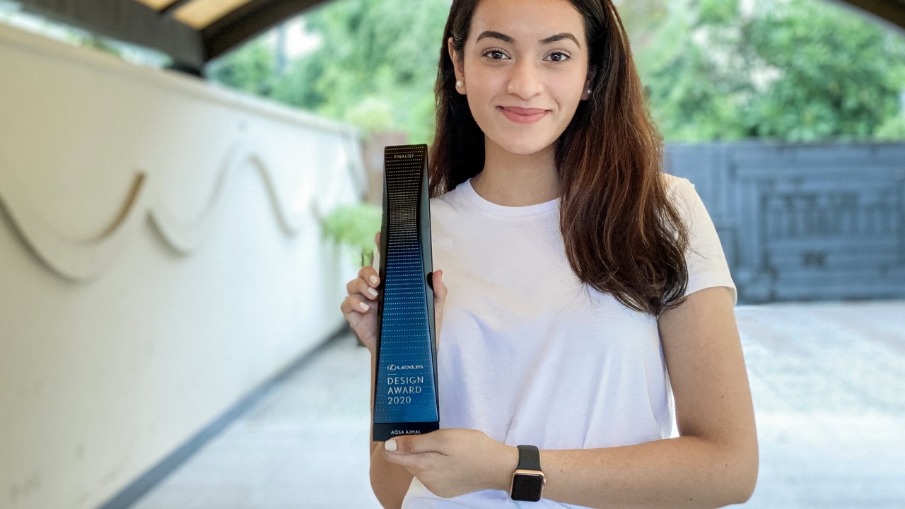 Eine Junge Gewinnerin mit dem Preis in der Hand