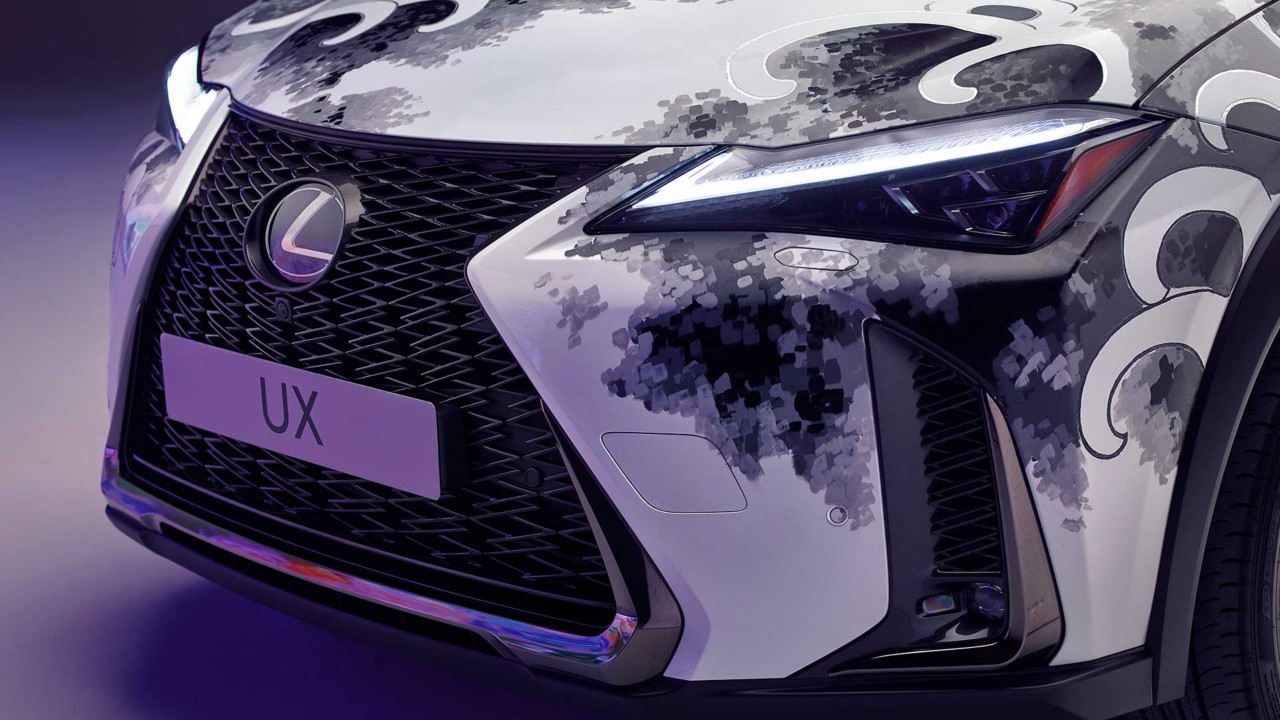 Frontalansicht des tättowierten Lexus UX mit Motiv der renommierten  renommierten Londoner Tattookünstlerin Claudia De Sabe