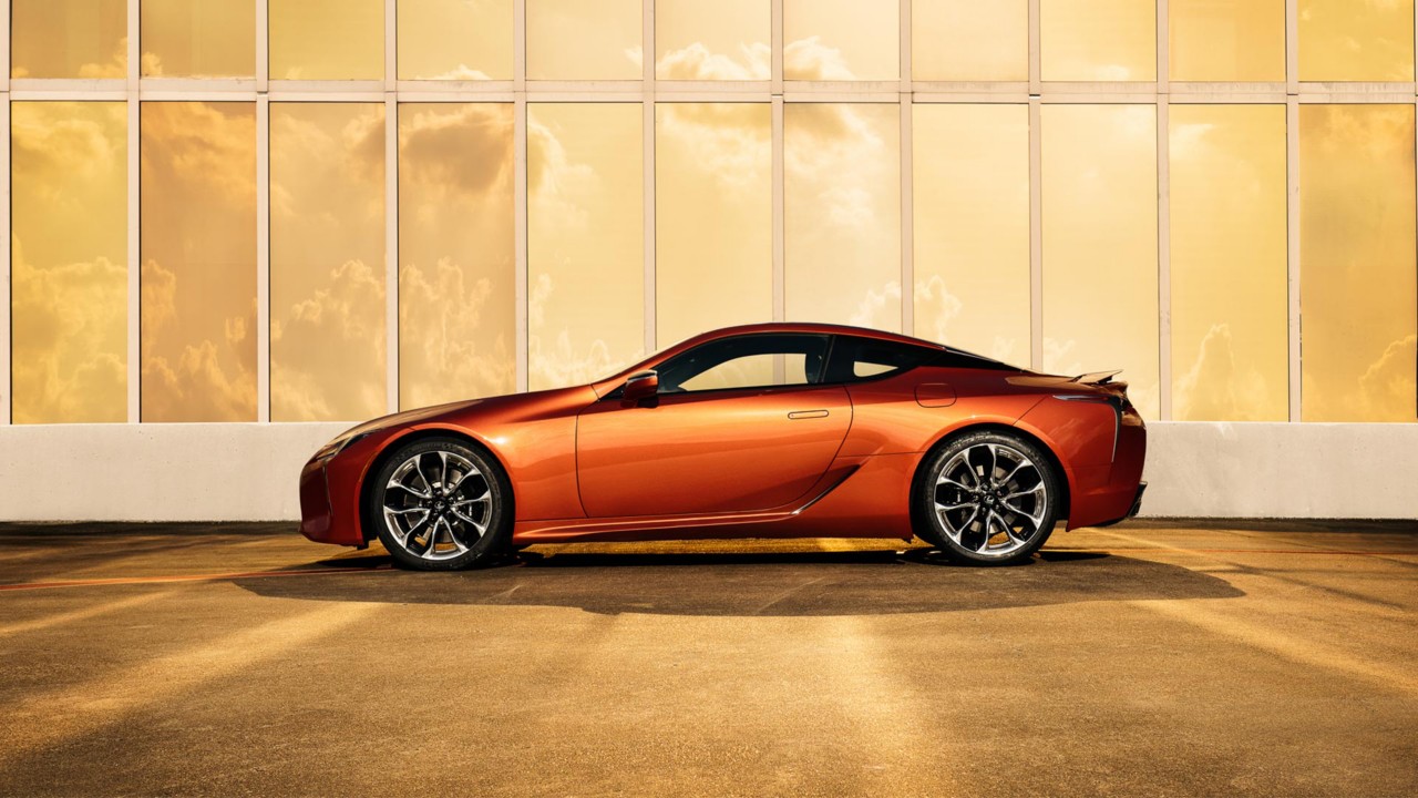 Ein orangener Lexus LC. Cabriolet mit 