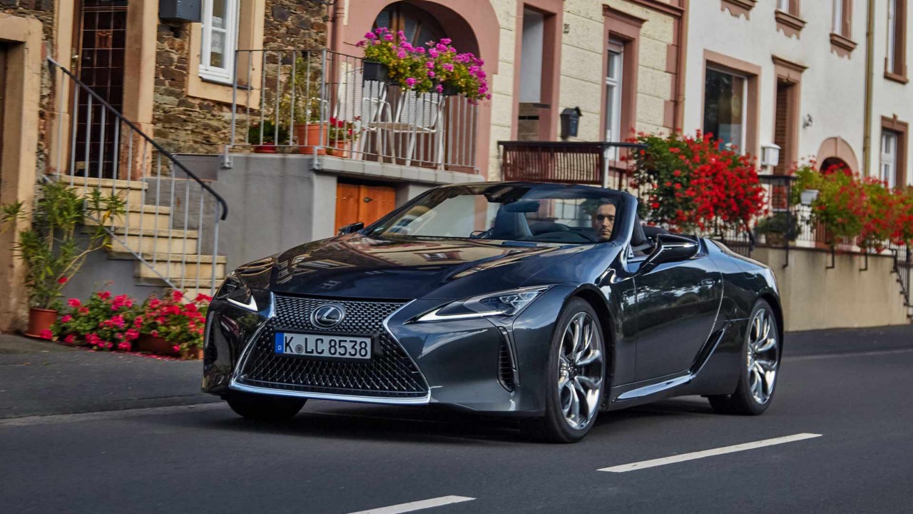 Der neue Lexus LC500 fährt bei sonnigem Wetter durch die Stadt.