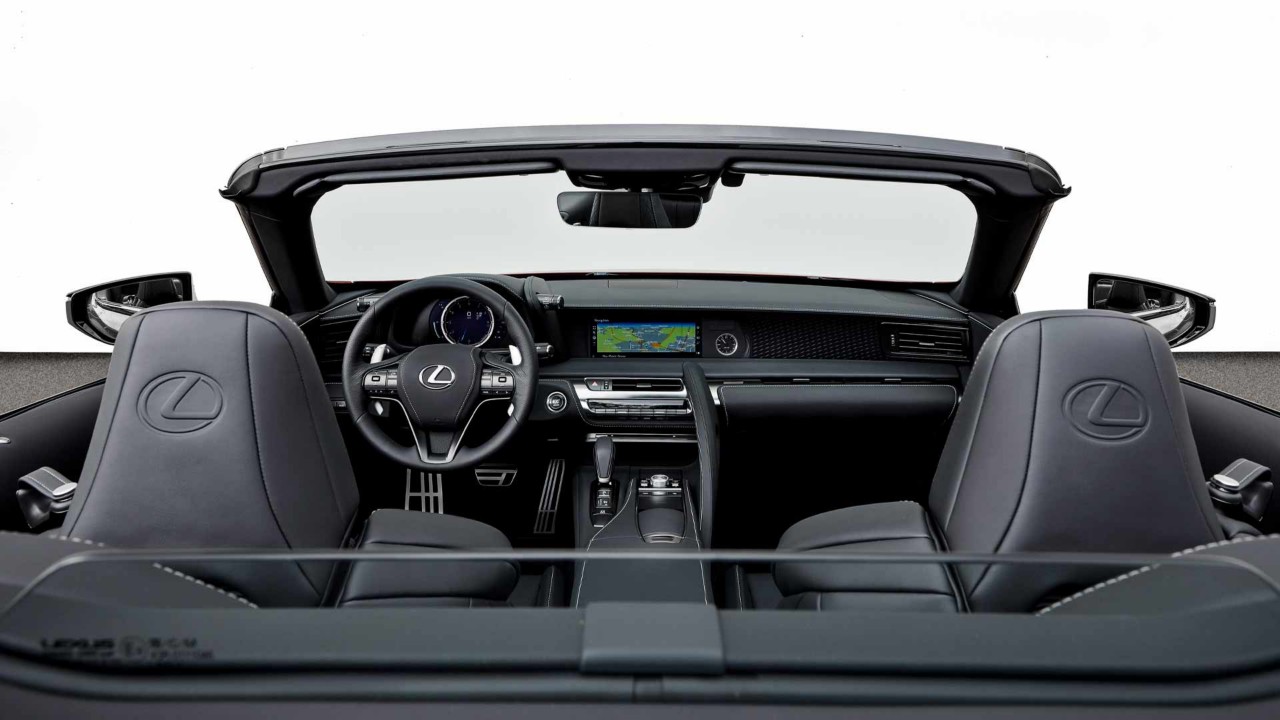 Interior und Konsole des LC Cabriolet vor einem Backsteinhaus.