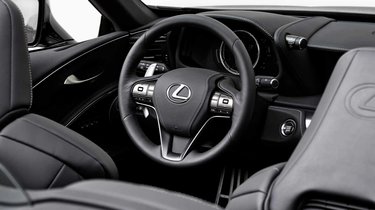 Lenkrad des Lexus LC Cabriolet.