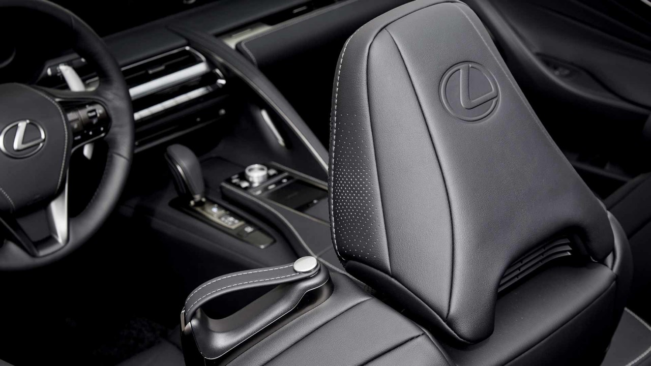 Hinteransicht Fahrersitz des Lexus LC Cabriolet.