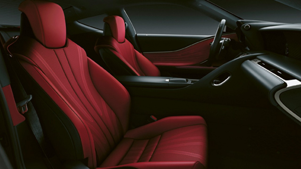 Luxuriöse Innenausstattung eines Lexus LC Coupé.