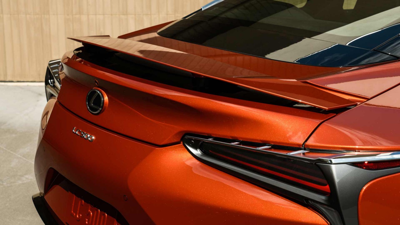 Heckansicht eines orangenen Lexus LC Coupé.