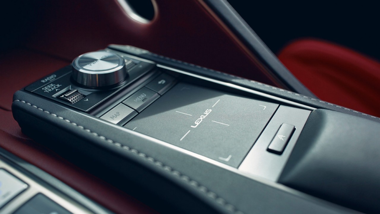 Mittelkonsole eines Lexus LC Coupé.