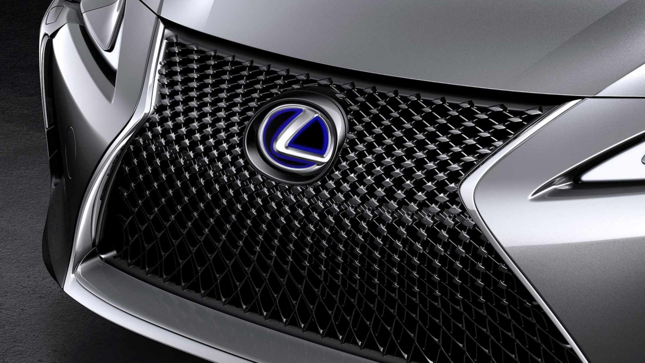 Kühlergrill eines silbernen Lexus LC Coupé.