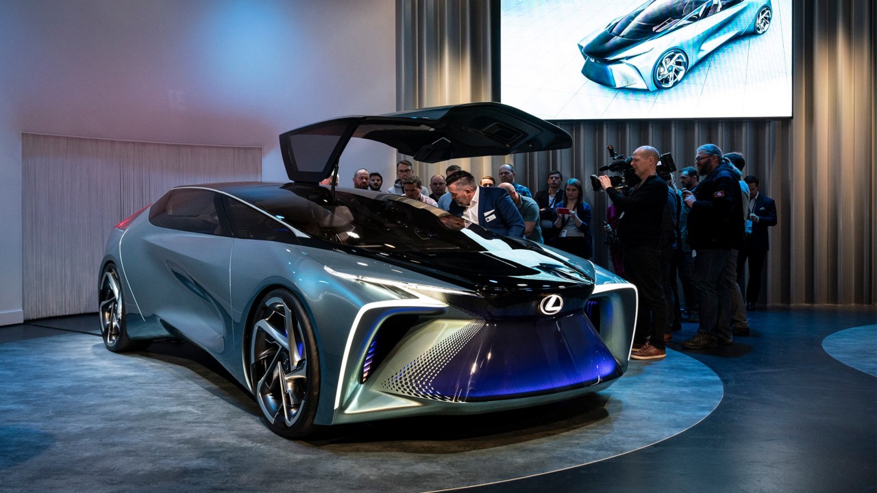 Lexus mit Flügeltüren