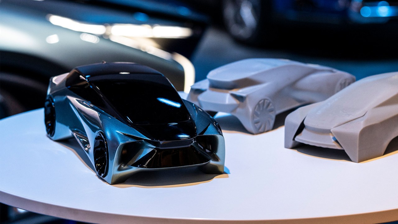 Kleines Modell des Flügeltürenautos