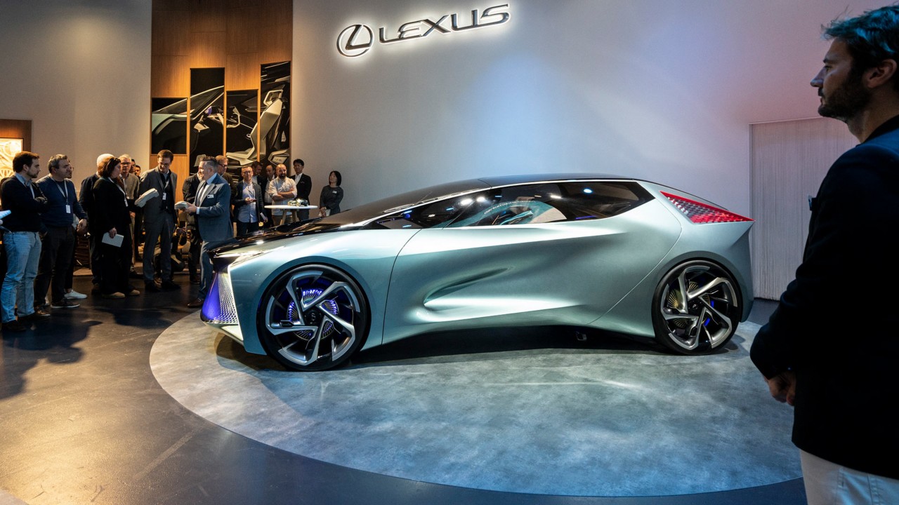 Lexus Electrified in der Vorführhalle mit Puplikum drumrum 