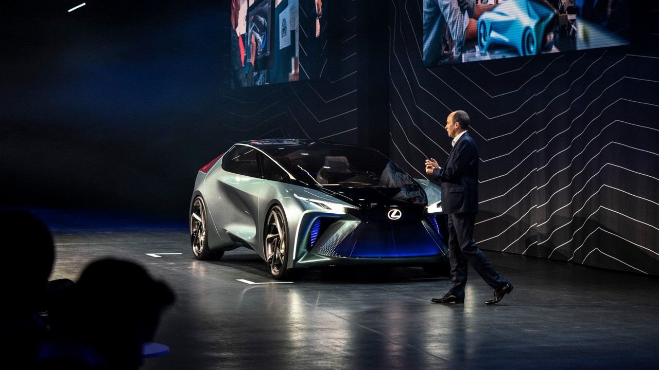 Lexus Electrified auf dem Bühne mit Moderator im Vordergrund 