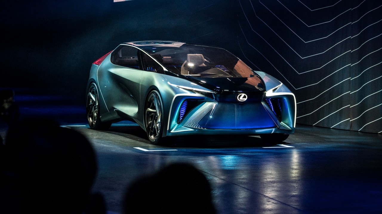 Lexus Electrified auf dem Laufsteg im Spotlight mit einblick ins Innere des Autos durch die Scheibe